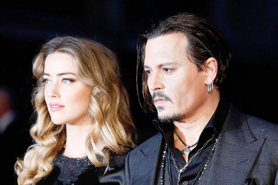 ২০১২ সালে ভেনেসার সঙ্গে সম্পর্কে ইতি টানেন জনি। ২০১৫ সালে জনি বিয়ে করেন প্রেমিকা অ্যাম্বারকে। ২০১৭ সালে তাঁদের আইনি বিচ্ছেদ ঘটে। তবে এই সম্পর্ক গড়িয়েছিল আদালত অবধি। বিবাহবিচ্ছেদের পর জনির বিরুদ্ধে গার্হস্থ্য হিংসার অভিযোগ এনেছিলেন অ্যাম্বার। এর পরই অ্যাম্বারের বিরুদ্ধে মানহানির মামলা করেন জনি। এই মামলায় জয় হয় জনিরই।