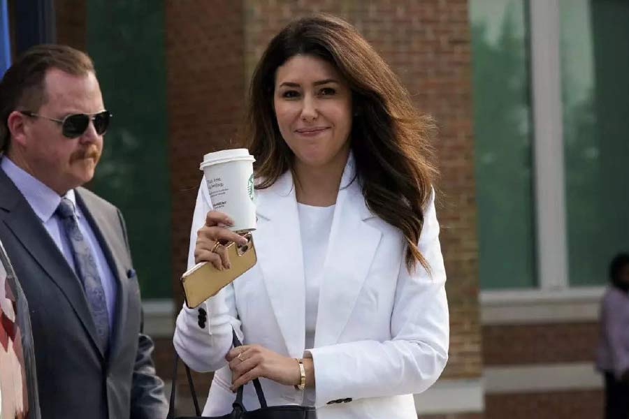 এর আগে গুজব রটেছিল, আদালতে তাঁর হয়ে লড়াই করা প্রধান আইনজীবী ক্যামিল ভাসকুয়েজের প্রেমে পড়েছেন জনি। তাঁর প্রেমে নাকি সাড়াও দিয়েছিলেন ক্যামিল।