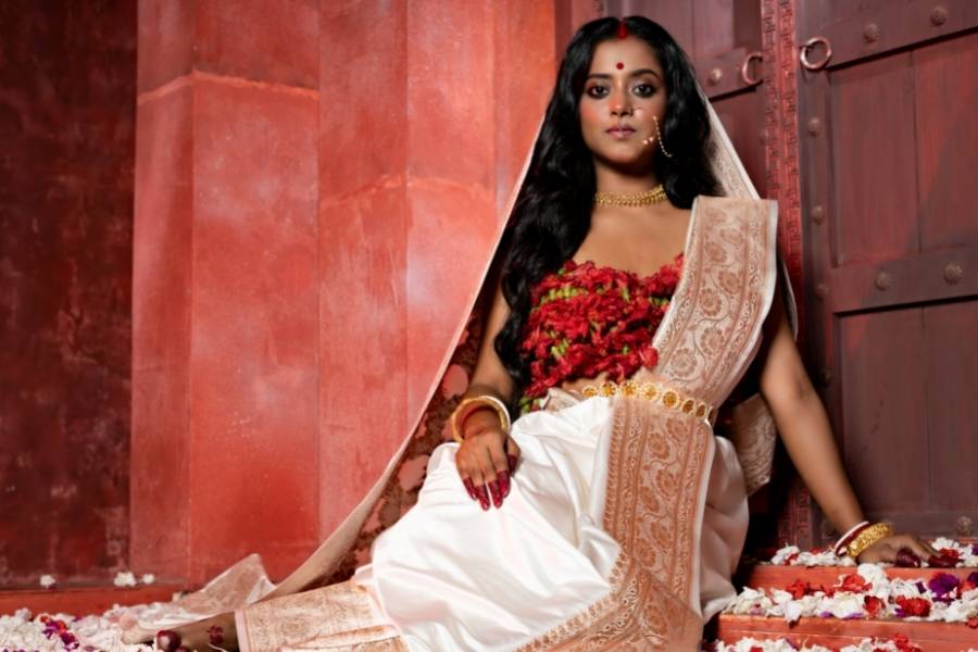 শ্রুতি মা কালীর সাজে সেজে উঠলে, তাকে পায়ে হাত দিয়ে প্রণামও করেন তাঁর মা। জানালেন অভিনেত্রী নিজেই। 