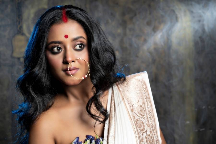 ‘ত্রিনয়নী’র পরে সাড়া জাগানো কাজ সে ভাবে করা হয়নি শ্রুতির। তা নিয়ে আক্ষেপ না থাকলেও অভিমান আছে তাঁর। তবে মহামায়ার সাজে এই সাদা বেনারসিতে তিনি যেন সত্যিই অপরাজিতা।  