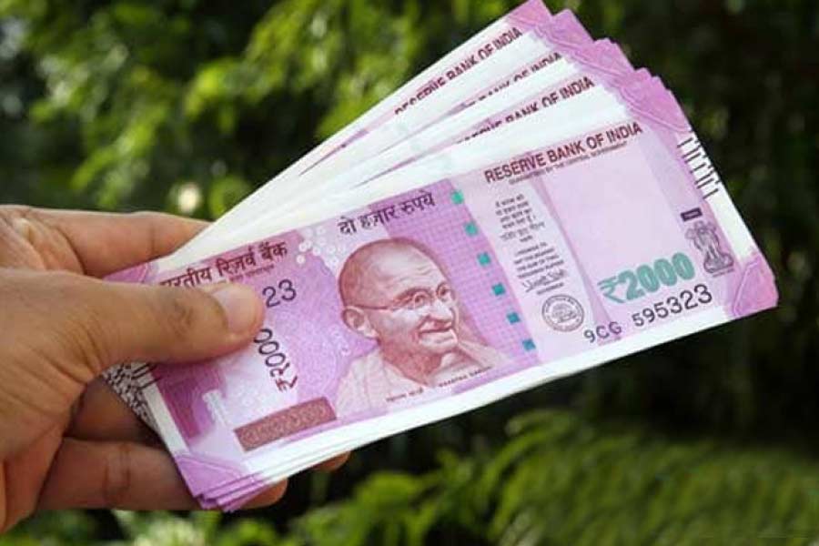 ধারাবাহিক হোক কিংবা রিয়্যালিটি শো— টিভির দুনিয়ায় যে সব মুখ বর্তমানে রাজ করছেন, তাঁদের দৈনিক পারিশ্রমিকের অঙ্কে যে কারও মাথা ঘুরে যাবে। চলুন, দেখে নেওয়া যাক, হিন্দি টেলিদুনিয়ায়  আপনার পছন্দের তারকারা কে কত পারিশ্রমিক পান।