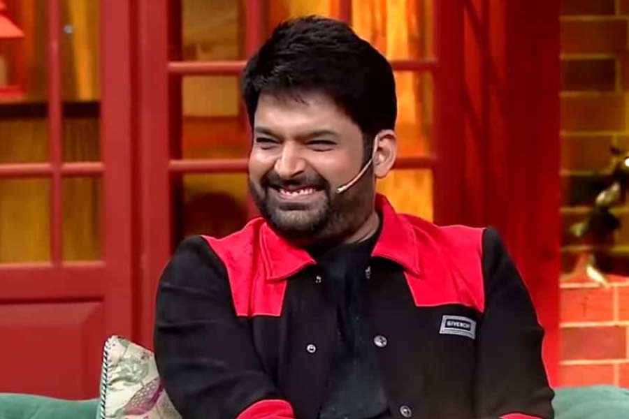 যত দিন গড়িয়েছে, কপিল শর্মার যেমন জনপ্রিয়তা বেড়েছে, তেমনই তাঁর পারিশ্রমিকের অঙ্কও লাফিয়ে বেড়েছে। সংবাদ সংস্থা সূত্রে খবর, এই শোয়ের প্রতি পর্ব পিছু কপিল পান ৫০ লক্ষ টাকা। 