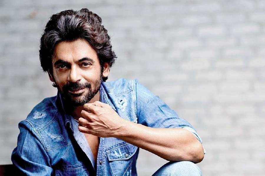  এক সময় কপিল শর্মার সঙ্গেই ওই জনপ্রিয় কমেডি শো-তে দেখা যেত অভিনেতা সুনীল গ্রোভারকে। ‘কমেডি নাইটস উইথ কপিল’ শোয়ে গুত্তি চরিত্রে সুনীল রাতারাতি জনপ্রিয়তা পেয়েছিলেন। 