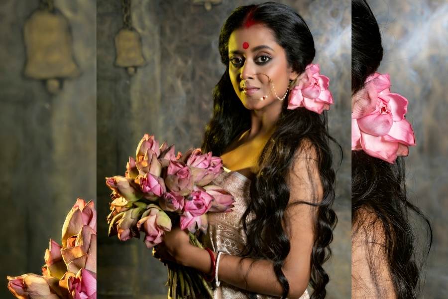 সাজে, মা মহামায়ার প্রতি পদ্মই যেন নিবেদন করেছেন অভিনেত্রী শ্রুতি।