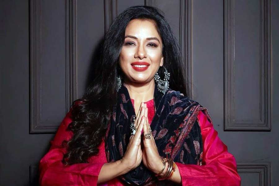  ভারতীয় টেলিদুনিয়ায় জনপ্রিয় ধারাবাহিক ‘অনুপমা’র প্রধান চরিত্রে দেখা যায় রূপালিকে। আগে প্রতি পর্ব পিছু তিনি পেতেন দেড় লক্ষ টাকা। বর্তমানে সেই পারিশ্রমিক বেড়ে হয়েছে ৩ লক্ষ টাকা। 