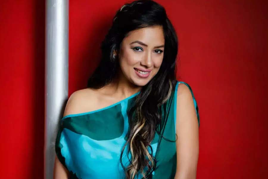 টিভিতে রোজ মুখ দেখানোর জন্য রূপালির পরই যে অভিনেত্রী সবচেয়ে বেশি পারিশ্রমিক পান, তিনি হিনা খান। প্রতি পর্ব পিছু তাঁর পারিশ্রমিক ২ লক্ষ টাকা। 