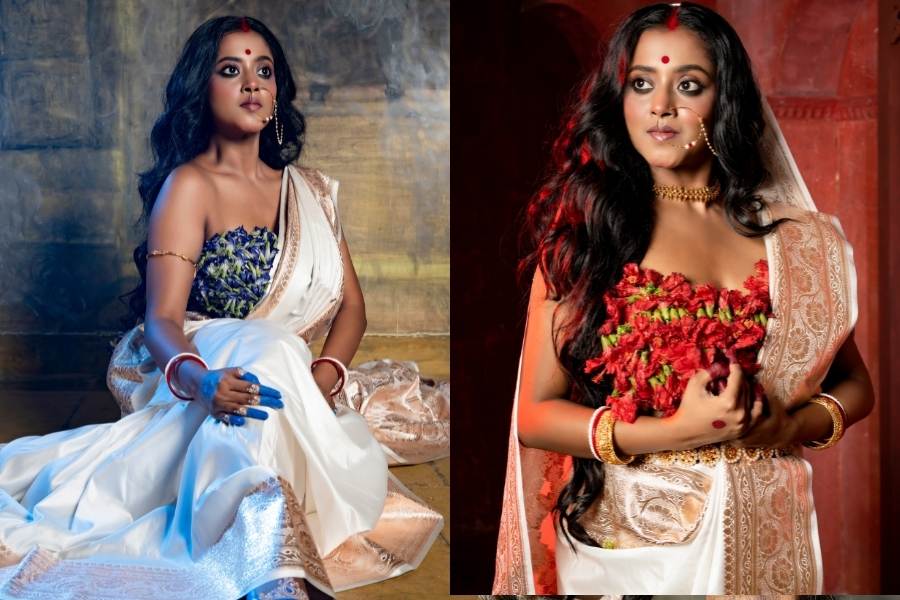পুজোর দিনে শাড়ি পরতে ভালবাসেন শ্রুতি। সোনালি জরির কারুকাজ করা এই সাদা বেনারসি তাই পছন্দ করে নিয়েছেন মহামায়ার রূপ প্রকাশে।