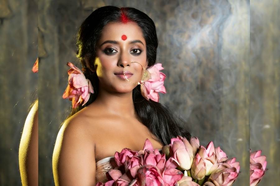 অর্থের জন্য, গায়ের রঙের জন্য কোনও শিল্পী যাতে বঞ্চিত না হয়, এটাই মহামায়ার কাছে প্রার্থনা শ্রুতির। 