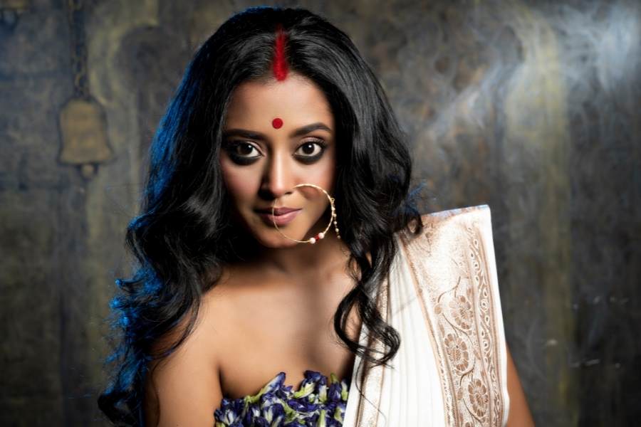 ইন্ডাস্ট্রিতে স্বজনপোষণ আছে কি না, জানা নেই। শ্রুতি বিশ্বাস রাখেন কাজের প্রতি নিজের নিষ্ঠা, আর মহামায়ার উপরেই। 