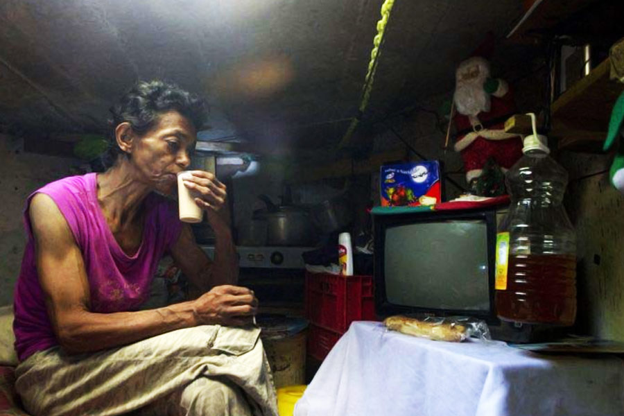 মাথার উপর ছাদ রয়েছে, চার দেওয়ালের ভিতর নিজেদের সংসার গুছিয়ে তুলেছেন কলোম্বিয়ার এক দম্পতি। কিন্তু এই দম্পতির কাহিনি অন্য রকম। কোনও বাড়ি নয়, বরং ম্যানহোলের ভিতর দীর্ঘ ২২ বছর ধরে রয়েছেন তাঁরা।