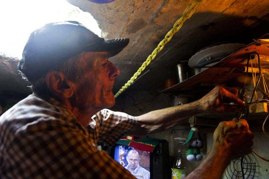 মাত্রাতিরিক্ত মাদকদ্রব্য সেবন করতেন দু’জনেই। সেই সূত্রেই আলাপ হয় মারিয়া ও মিগুয়েলের। রাস্তার ধারে থাকতেন তাঁরা দু’জন। কিন্তু তাঁরা বুঝতে পারেন, মাদকসেবনের ফলে দু’জনের জীবন শেষ হয়ে যাচ্ছে।