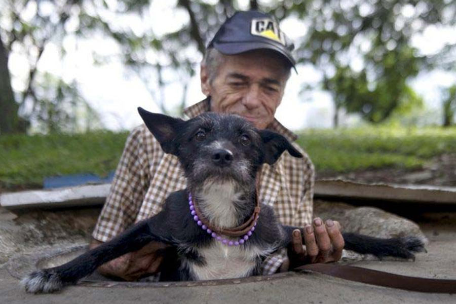 অবশেষে তাঁরা আশ্রয় নেন একটি ম্যানহোলের ভিতর। দুর্গন্ধ ও জঞ্জালে ভর্তি ম্যানহোলকেই দু’জন মিলে সাজিয়ে তোলেন।