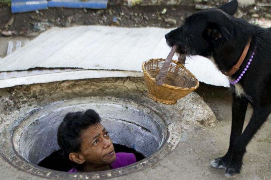 একটি ছোট বিছানা, রান্না করার আলাদা জায়গা থেকে শুরু করে এই ম্যানহোলের ভিতর বিদ্যুৎসংযোগেরও সুবিধা রয়েছে। রয়েছে টেলিভিশনও।