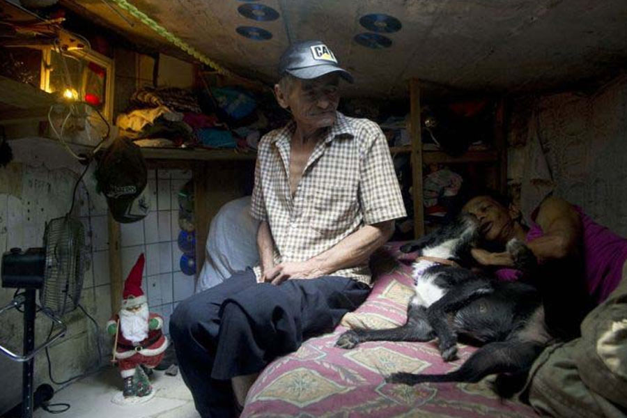 সব রকম সুবিধা থাকা সত্ত্বেও তাঁরা এই ম্যানহোল ছেড়ে অন্য কোথাও যাননি।