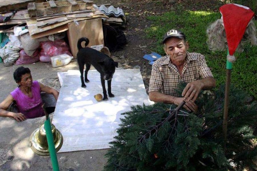 তাঁরা এ ভাবে থাকতেই অভ্যস্ত। শহরের কোলাহল থেকে দূরে থাকতেই পছন্দ করেন মারিয়া ও মিগুয়েল।