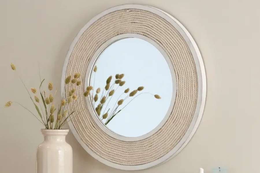 আয়না সাজাতে: বাড়িতে একটি বড়, নজরকাড়া গোলাকার আয়না রাখুন। যার চারপাশটা দড়ি দিয়ে সুন্দর করে মুড়ে দিন। দেখবেন তার সৌন্দর্য পুরোপুরি পাল্টে গিয়েছে! 