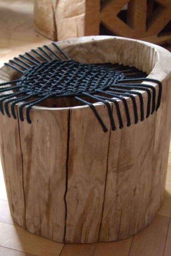 বসার বেদি: ছোট ছোট টুল অথবা বড় টায়ারকে সম্পূর্ণভাবে দড়ি দিয়ে মুড়ে দিন। বসার জায়গায় একটি গাঢ় লাল, নীল অথবা কালো রঙের কুশন আটকে দিন। ব্যাস দড়ি দিয়ে বানানো বসার বেদি তৈরি। বন্ধুদের আড্ডায় দিব্যি চোখ টানবে! 