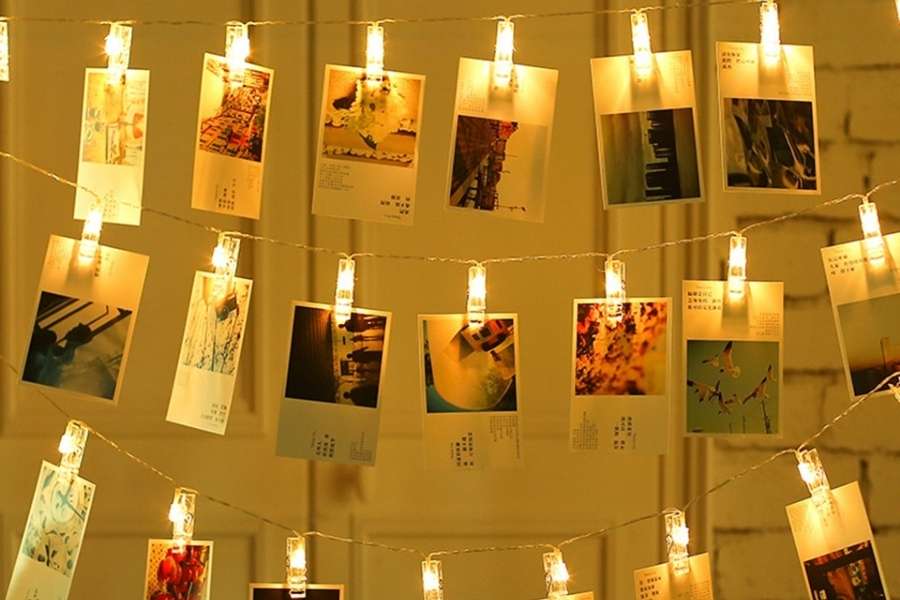 লাইট: টুনি লাইট দিয়ে ঘর সাজাতে অনেকেই ভালবাসেন। এ বার সেই লাইটগুলোই একটি দড়ি দিয়ে আটকে সাজাতে পারেন। নিজের কিছু বিশেষ মুহূর্তের ছবিও লাইটের ফাঁকে ফাঁকে দড়িতে আটকে দিতে পারেন। পুজোর দিনে ঝলমলিয়ে উঠবে আপনার ঘর। আড্ডাও জমবে দারুণ।  