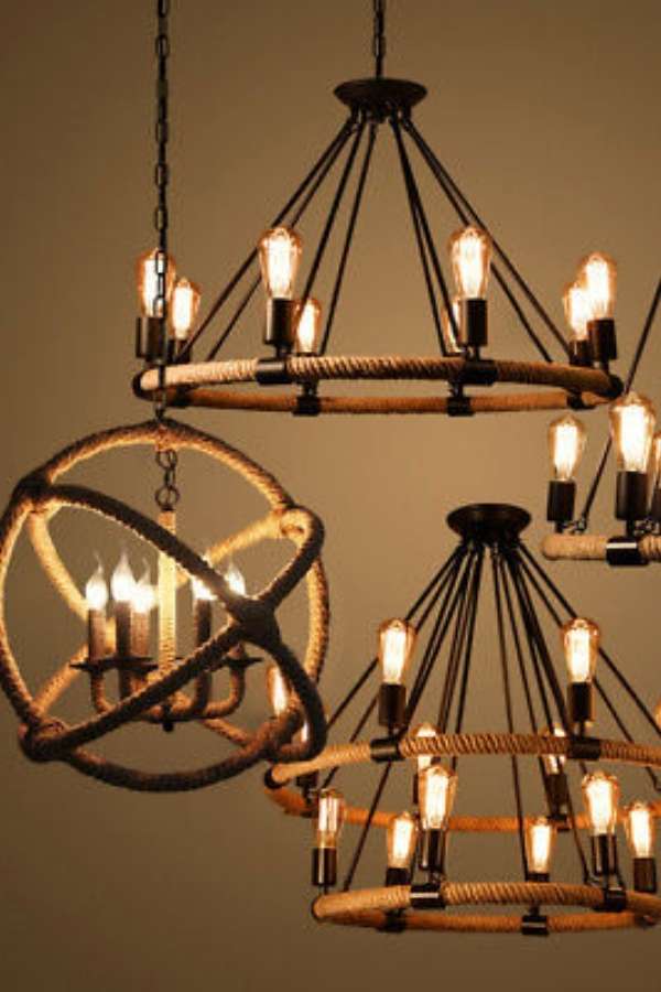 ঝাড়বাতি: বাজারে দড়ির তৈরি একাধিক সুন্দর ঝাড়বাতি কিনতে পাওয়া যায়। তেমনই ঝাড়বাতি বাড়িতে নিজের হলঘরে লাগাতে পারেন। যে কোনও আড্ডাতেই অতিথিদের মন কেড়ে নেবে।