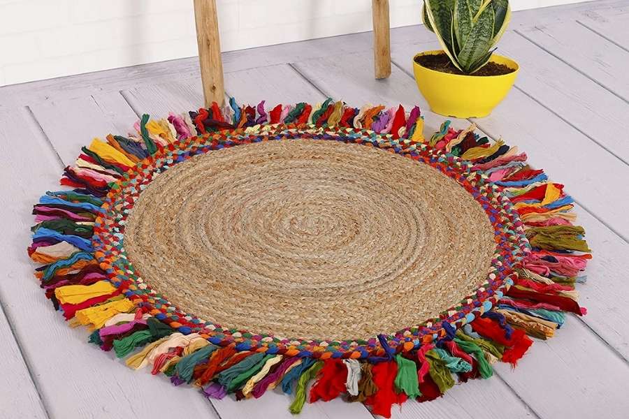 পাপোস: দড়ির পাপোস কিনতে পারেন। বানাতে পারেন নিজেও। বাড়ির দরজায় এমন একটি পাপোস বেশ অন্য রকম দেখাবে। 