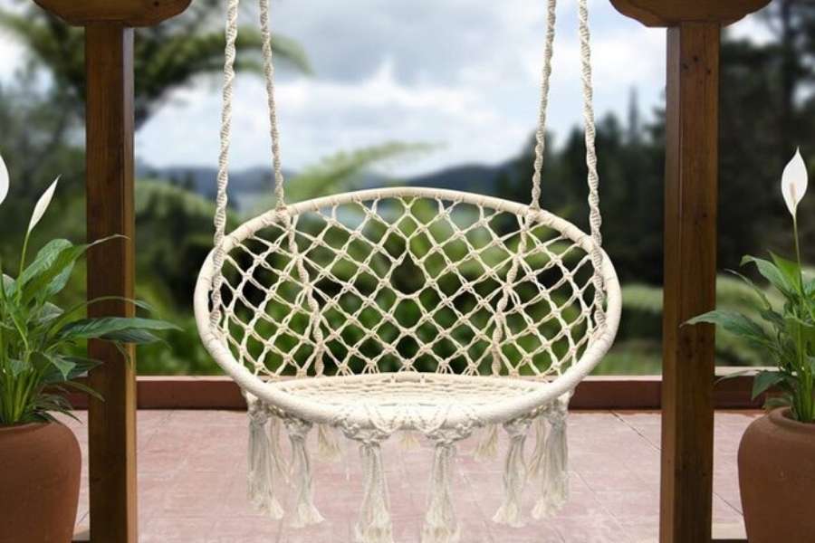 দোলনা:  বাড়ির বারান্দায় রাখতে পারেন ছোট একটি দোলনা। তা দড়ির হলে বেশ অন্য রকম দেখাবে আপনার সাধের বারান্দা। বন্ধুদের গল্প জমুক দোলনাতেই! 