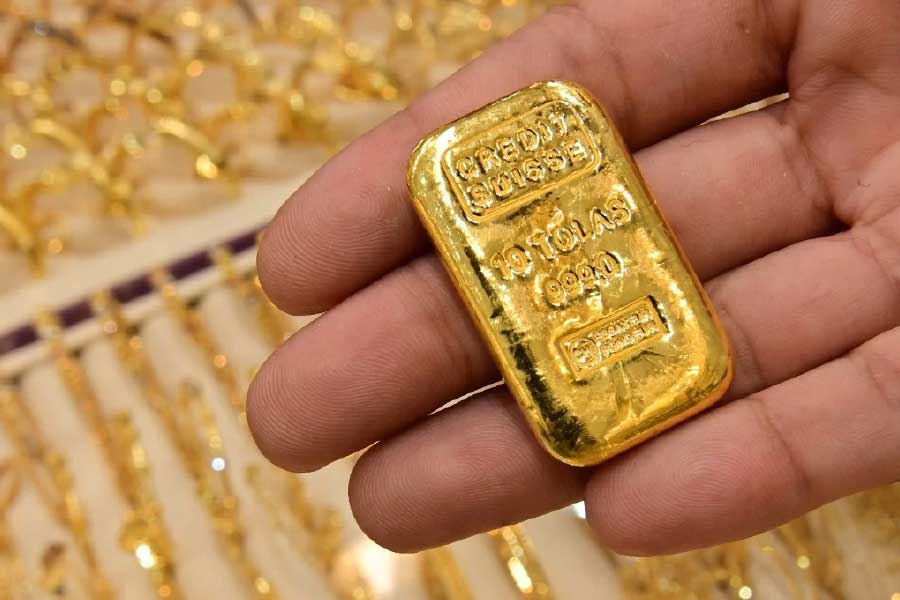 সৌদি আরবের মাটিতে বিপুল পরিমাণ সোনা এবং তামার মতো আকরিক ‘গুপ্তধনের’ হদিস মিলল। সম্প্রতি সৌদির মদিনা শহরে ওই বিপুল খনিজ সম্পদের খোঁজ পেয়েছেন সে দেশের ভূতাত্ত্বিকরা। এই ‘আবিষ্কারের’ জেরে দেশের খনি শিল্পের চেহারা আমূল বদলে যেতে পারে বলে মনে করছে সৌদি সরকার। তাদের আশা, এ বার কোটি কোটি ডলার দেশি-বিদেশি বিনিয়োগ আসবে সৌদিতে।