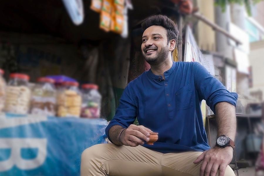 অষ্টমীর সাজে রাখতে চান হালকা সাবেকিয়ানার ছোঁয়া? নীল কুর্তা পরুন কোনও হালকা রঙের ট্রাউজারের সঙ্গে। 