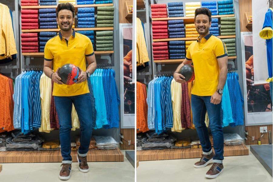 ষষ্ঠীর রাতে সাজ হোক হালকা, ছিমছাম। পরতে পারেন হলুদ টি-শার্ট আর ব্লু ডেনিম। ক্যাজুয়াল আর স্পোর্টি লুক আসবে এই সাজে। 