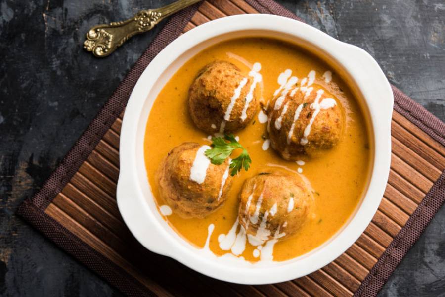 নিরামিষ পদের তালিকায় রাখতে পারেন ছানার কোফতাকারি।