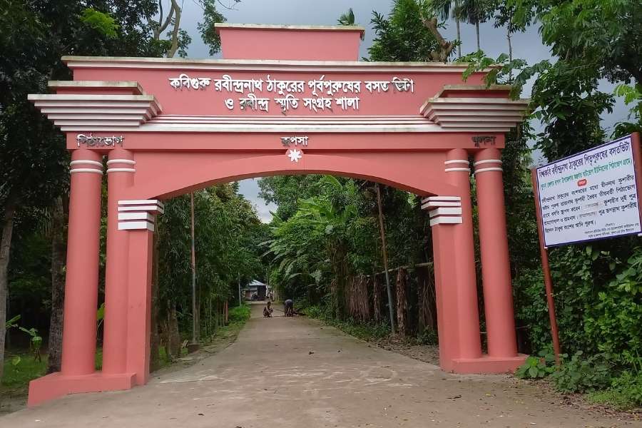 রবীন্দ্রনাথ ঠাকুর থেকে লালন ফকির, ওপার বাংলার সঙ্গে জড়িয়ে রয়েছে একাধিক বিশিষ্ট ব্যক্তিত্বের নাম। আর তাঁদের ঘিরে আবেগে ভাসে এপার বাংলাও।