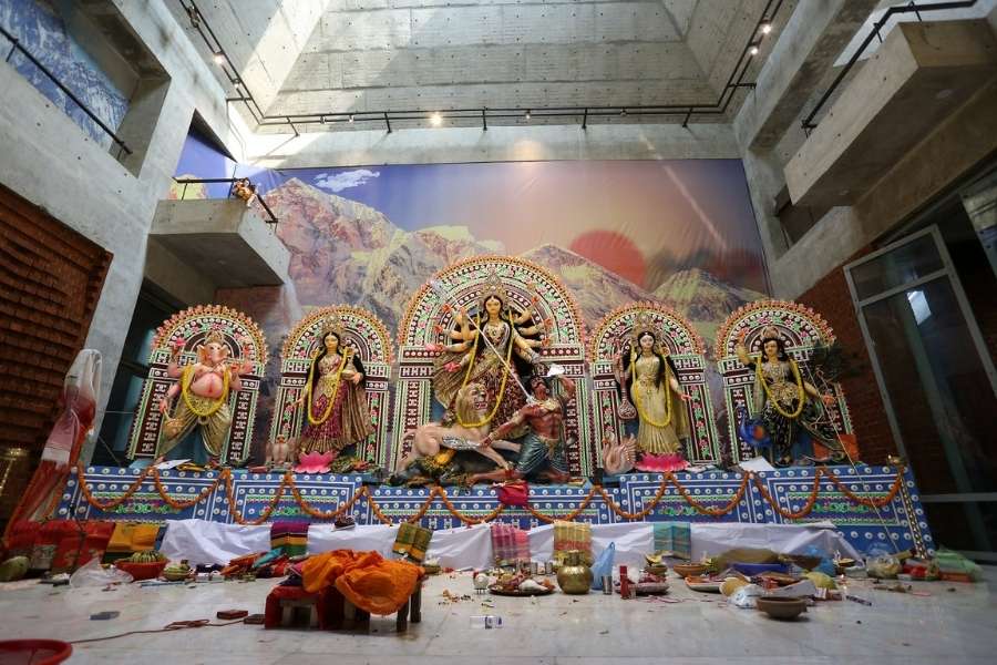 সবচেয়ে বেশি আকর্ষণীয় হল ঢাকেশ্বরী মন্দিরের দুর্গা পুজো। প্রচলিত বিশ্বাস অনুযায়ী, এই মন্দিরের পুজো এক বার স্বচক্ষে দেখে এলে নাকি মনোবাসনা পূরণ হয়।