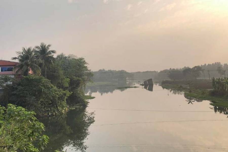 বাংলাদেশের এই বিশেষ জায়গাগুলি আজও ভারতীয়দের কাছে বেশ আকর্ষণীয়। ভাবুন তো, নবমীর বিকেলে আপনি বসে আছেন কপোতাক্ষ নদীর তীরে। এ কি কম পাওয়া?