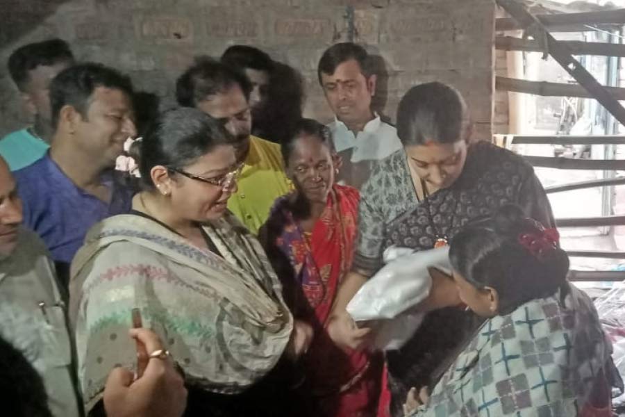 টুম্পাকে উপহার দিচ্ছেন স্মৃতি।
