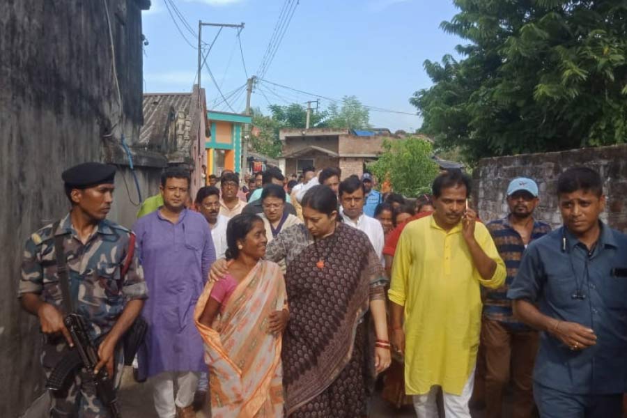 বুধবার হুগলির নস্করপাড়ায় মন্ত্রী স্মৃতি।