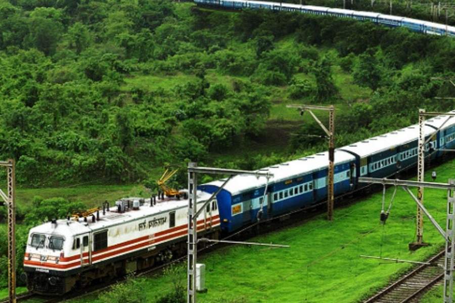 সফরের বাজেটও সাধ্যের মধ্যে। ট্রেন ও সড়কপথে বাংলাদেশে সাত দিন ঘোরার জন্য ভারতীয় মুদ্রায় মাথা পিছু প্রায় ৩৭,৫০০ টাকা করে খরচ হতে পারে। যদিও এই অঙ্ক একটু কম বেশি হবেই।           