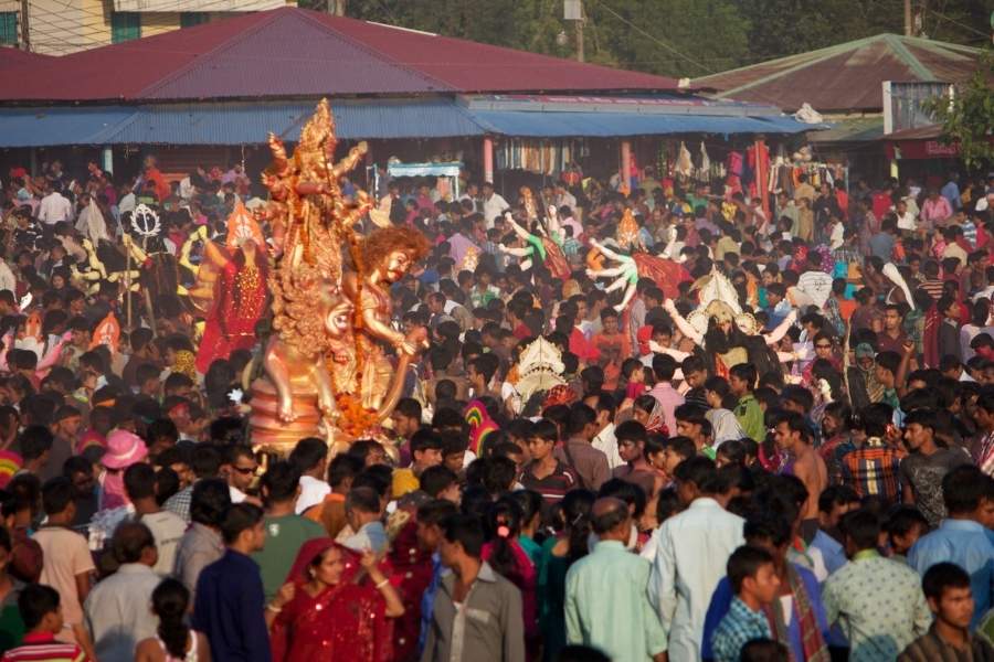 এই বারের পুজোয় গন্তব্য হতেই পারে পড়শি দেশ। নিজের শিকড় চিনতেই হোক অথবা নিছক অন্য স্বাদের পুজো উদযাপনের লক্ষ্যে। পশ্চিমবঙ্গের বেশ কিছু ভ্রমণ সংস্থা এ বছর পুজোয় বাংলাদেশে ঠাকুর দেখার ব্যবস্থা করছে।     