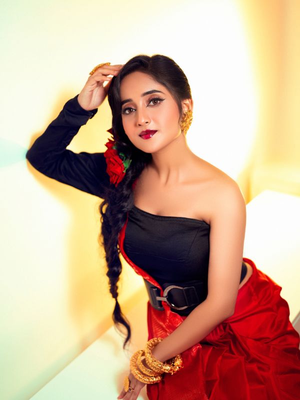 শাড়ি পরতে তিনি ভালবাসেন। তবে পছন্দ করেন ফিউশন’ও। 