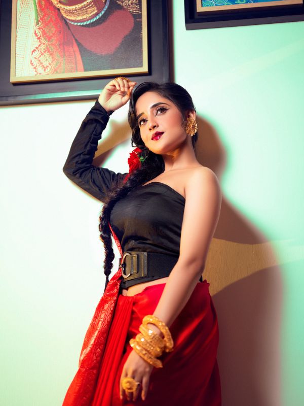 সনাতনী ভাবে শাড়ি পরার বদলে তিনি বেছে নিয়েছেন কালো রঙের অফ শোল্ডার ক্রপ টপ। 