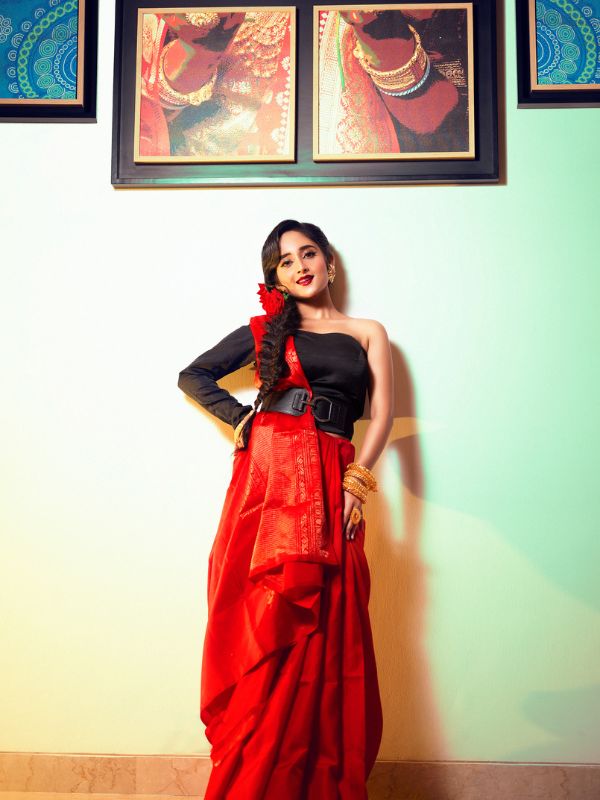 কোমরের বেল্ট অন্য মাত্রা যোগ করেছে সাজে। শাড়ি পরার ক্ষেত্রে নতুন ভাব ধারায় বিশ্বাসী হলেও, সনাতনী সোনার গয়না খুবই পছন্দ অভিনেত্রীর। 