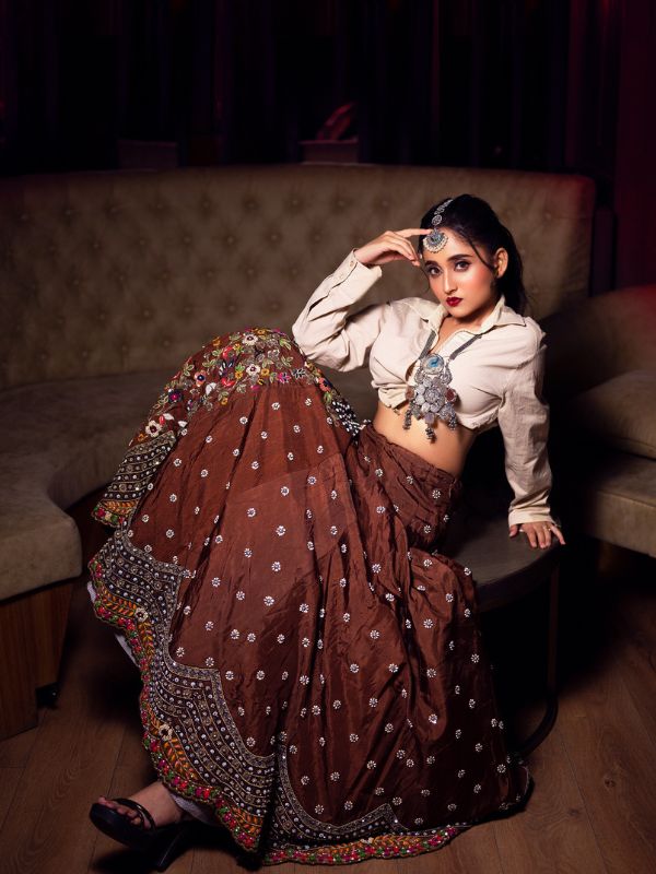 বন্ধুদের সঙ্গে ঠাকুর দেখার জন্য তিনি ভরসা করেন এই রকমের স্কার্ট।