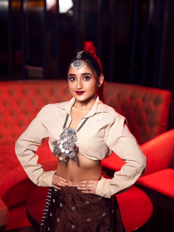 সাজ সম্পূর্ণ করেছে রূপোর জাঙ্ক গয়না। 