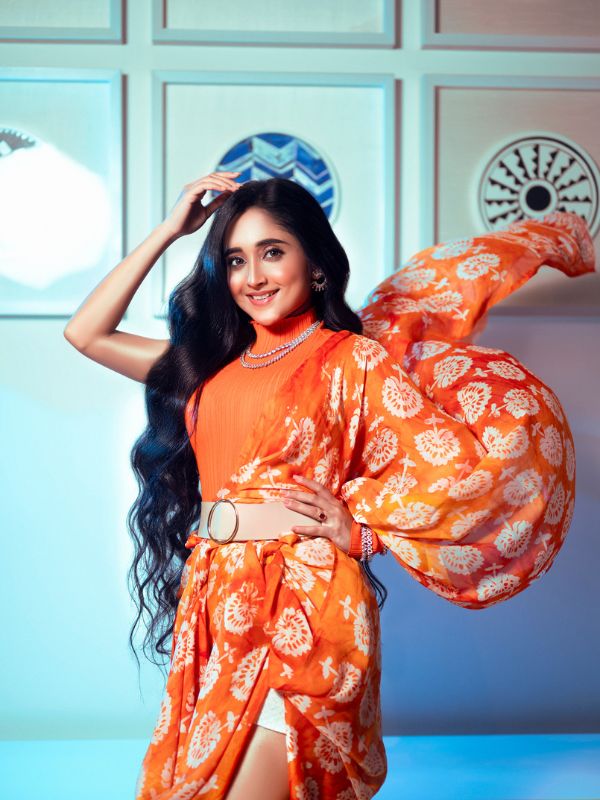 ফ্লোরাল ড্রেসে মিঠাই হয়ে উঠেছেন অপরূপা