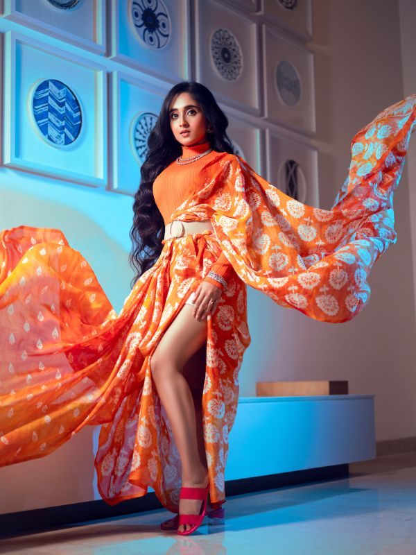 নবমীর রাতের পার্টির জন্য উজ্জ্বল রঙের ফ্লোরাল ড্রেস খুবই পছন্দ তাঁর। পোশাকের সঙ্গে বেল্ট, গলায় স্টেটমেন্ট নেকলেস আর লাল রঙের হিল। যাকে বলে জমজমাট!