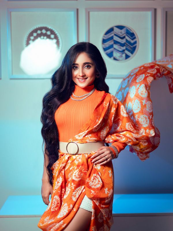 স্লিটেড ড্রেসে সাহসী উঁকিঝুঁকি। উষ্ণতা ছড়িয়েছেন মিঠাই। সে কথা ‘উচ্ছে বাবু’ জানেন কি?