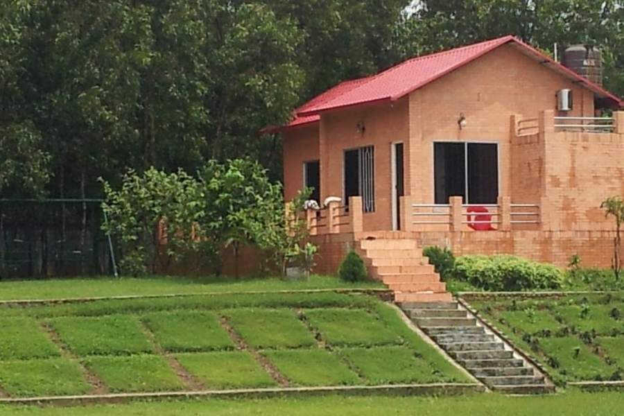 আমার বাড়ির কাছে আরশিনগর… সেথা এক পড়শি বসত করে’ 