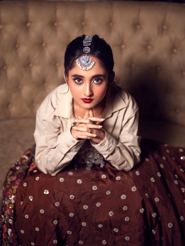 পুজো মানেই যে পাঁচ দিনই শাড়ি পরতে হবে, এমনটা মনে করেন না তিনি। 