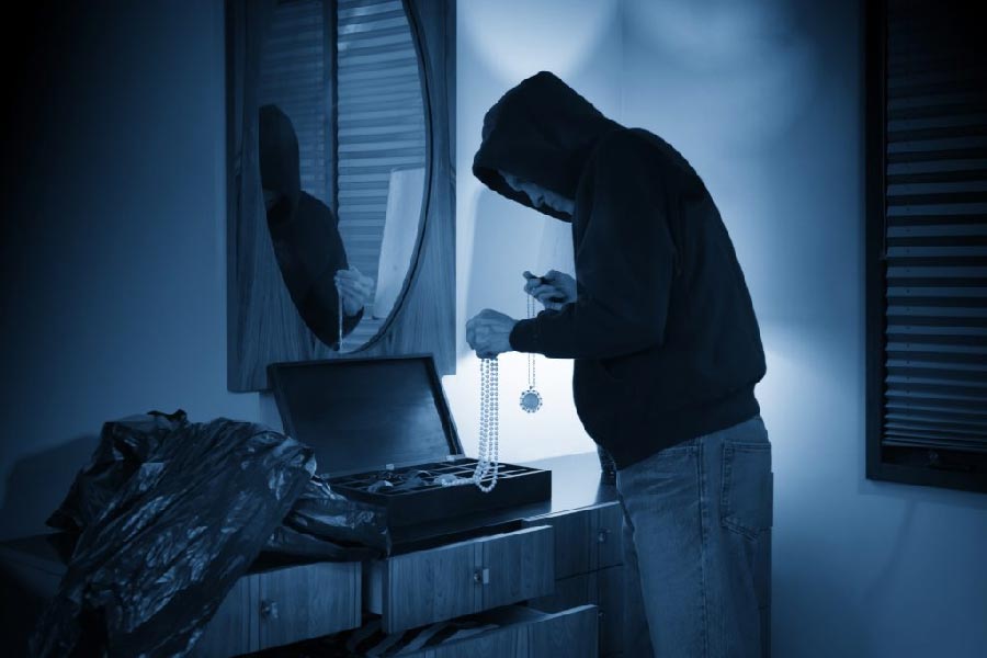 টেলিভিশনে ‘ক্রাইম শো’ (অপরাধের ঘটনা নিয়ে বিশেষ ধারাবাহিক) দেখে অনুপ্রাণিত হয়ে এক চিকিৎসকের বাড়িতে গয়না চুরি করে পুলিশে জালে ধরা পড়লেন তিন ব্যক্তি। ঘটনাটি ঘটেছে মুম্বইয়ের বান্দ্রা এলাকায়। 