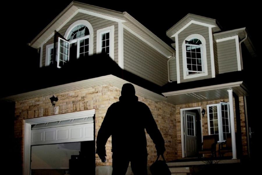 সংবাদ সংস্থা সূত্রে খবর, বান্দ্রা এলাকায় খ্যাতনামী দন্ত চিকিৎসক সন্দেশ মায়েকারের বাড়ি থেকে গত ১২ সেপ্টেম্বর গভীর রাতে ১২ লক্ষ টাকার সোনা ও হিরের গয়না চুরি করে পালান তিন অভিযুক্ত।