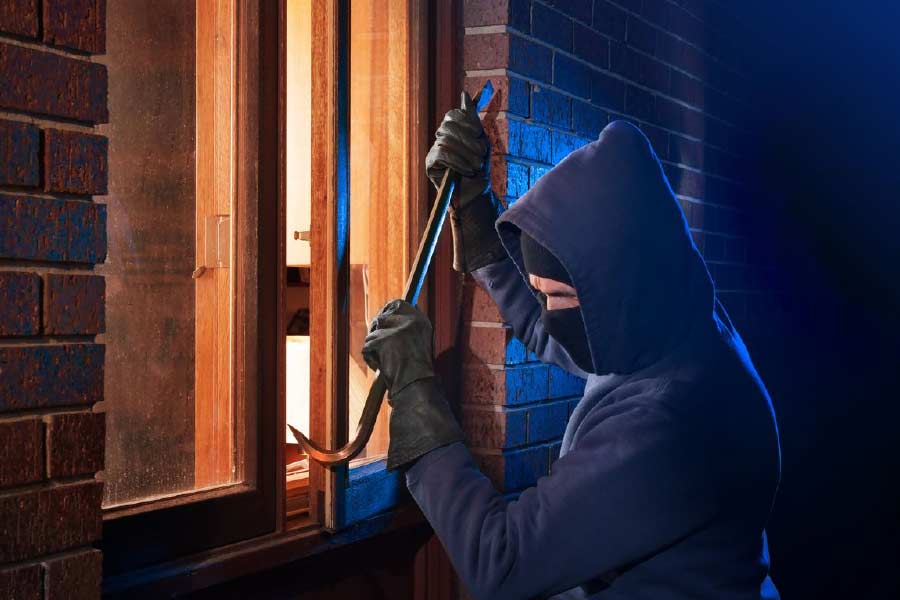 পুলিশ সূত্রে খবর, বান্দ্রা এলাকায় খাবার সরবরাহের ব্যবসার সঙ্গে যুক্ত ইন্দ্রজিৎ। ডাক্তারের বাংলো সম্পর্কে তিনি খোঁজখবর রাখতেন। 