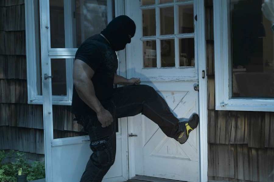 চিকিৎসকের বাড়ির পাঁচিল টপকে ঢোকেন গোপে। তার পর চুরির সামগ্রী নিজেদের মধ্যে বাঁটোয়ারা করে সন্তোষ নগর এলাকায় পালিয়ে গিয়েছিলেন।